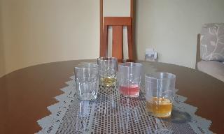 En este experimento se trabaja la densidad mediante tres sustancias (agua, miel y aceite).