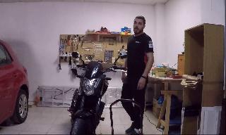 Se muestra la manera de poner un caballete de moto por una sola persona.