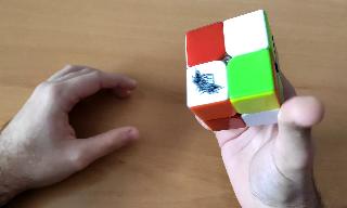 En aquest vídeo es troba un tutorial exprés de com resoldre un cub de Rubik 